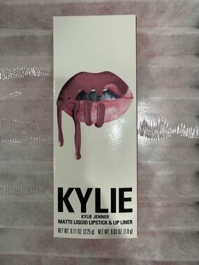 Kylie Lip Kit w Matte Liquid Lipstick & Lip Liner - High Maintenance